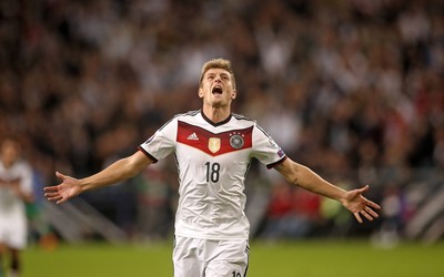 天行体育精华-凯西绝杀后全队围成一圈